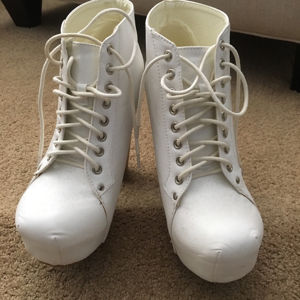 GORGEOUS ankle boot!  NWT.  Lace up.